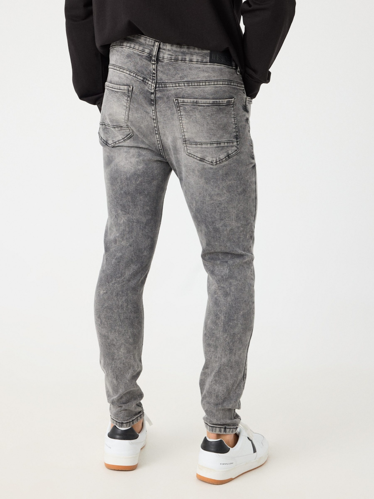 Jeans carrot cinza vista meia traseira