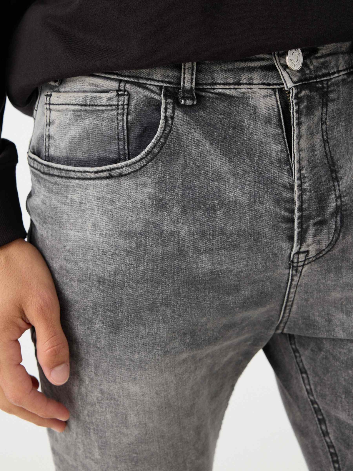 Jeans carrot cinza vista detalhe