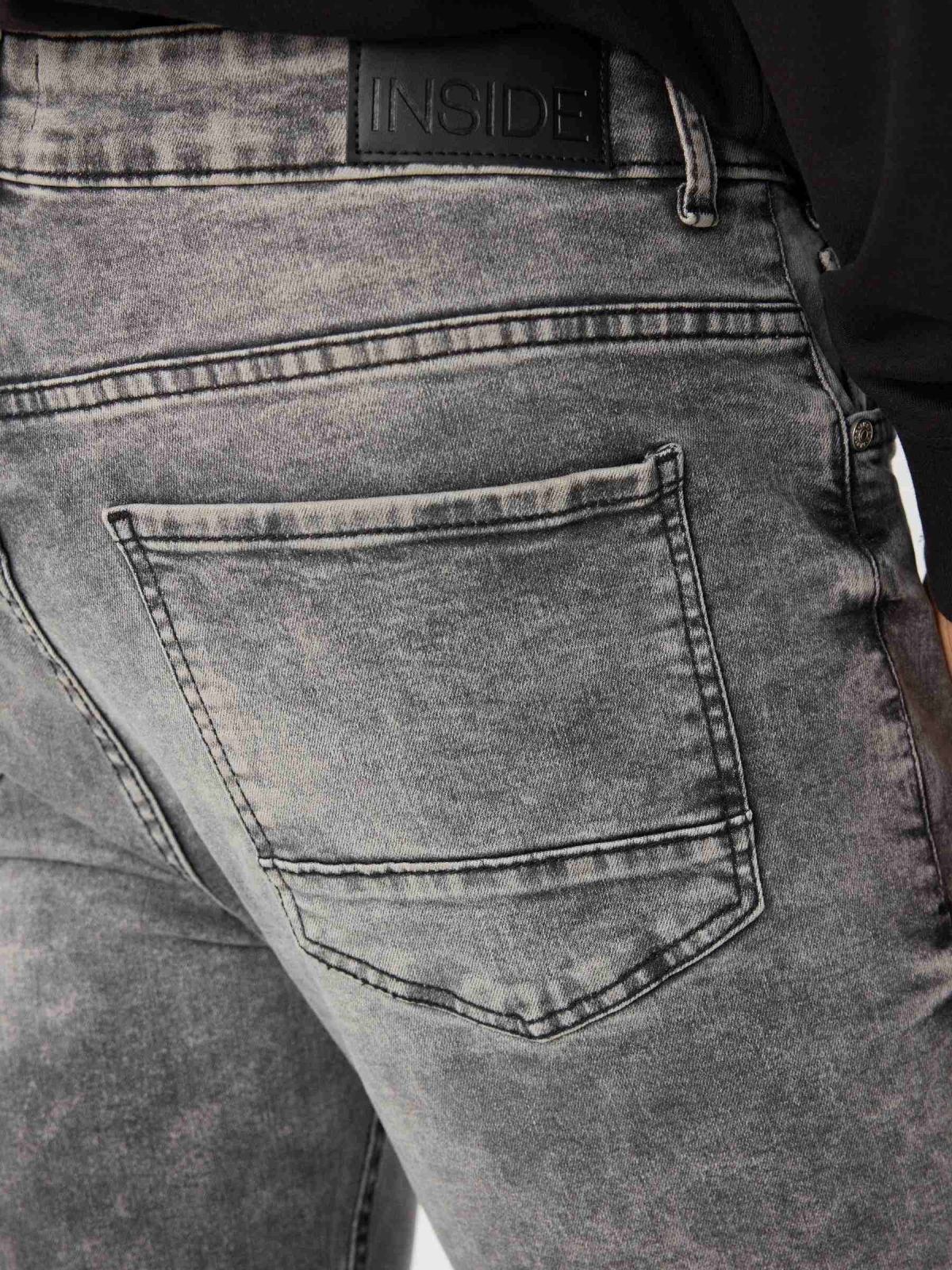 Jeans carrot cinza vista detalhe