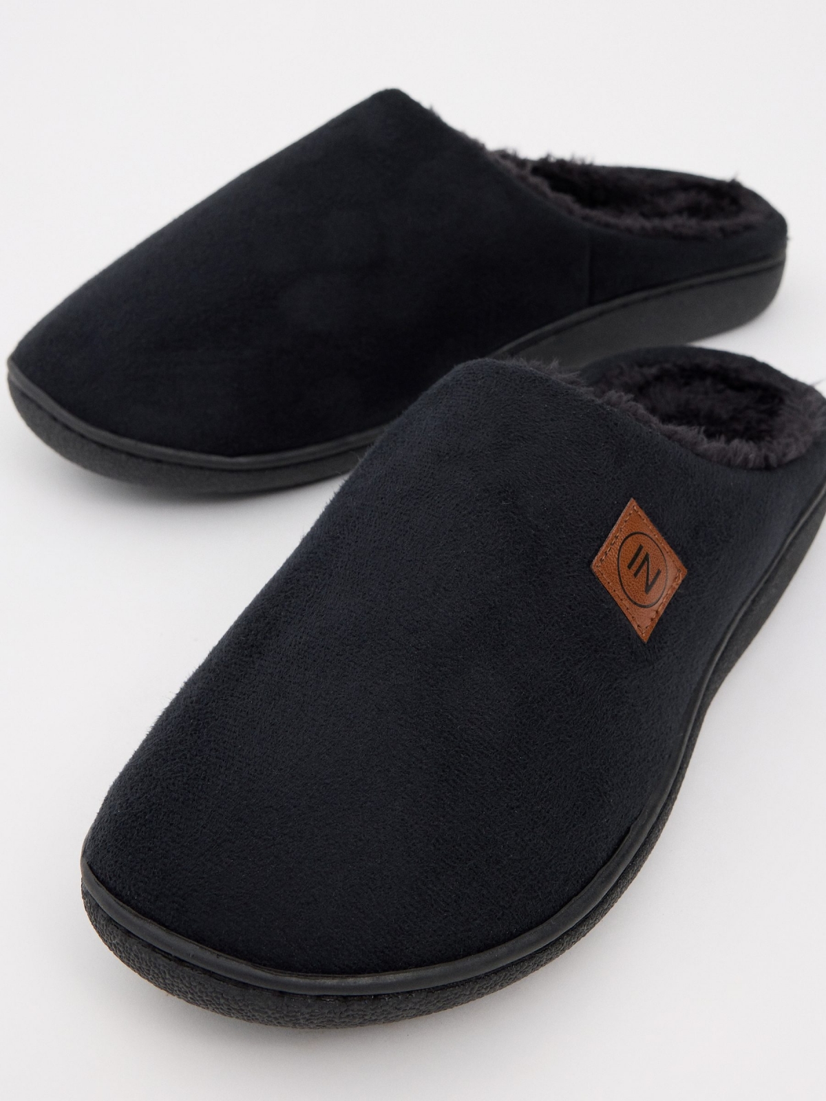 Black home slippers black detail view