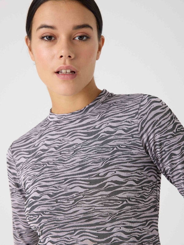 T-shirt com estampa de zebra malva vista detalhe