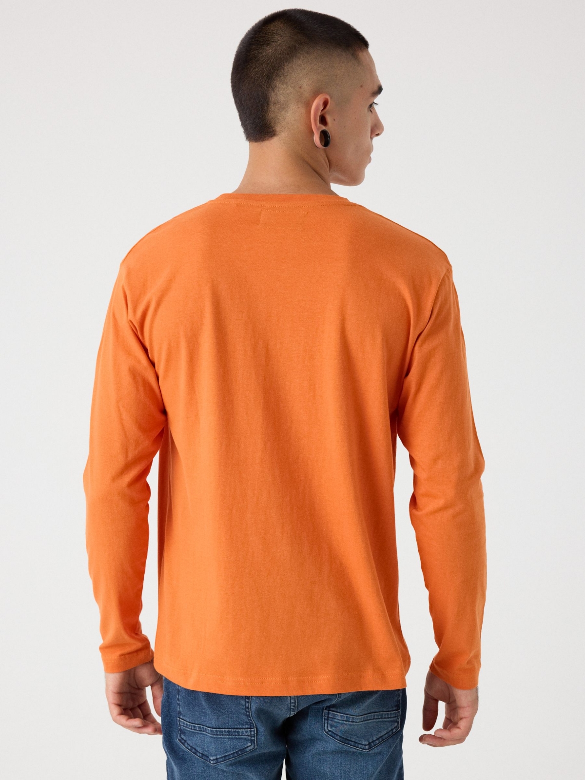 Camiseta estampado University naranja vista media trasera