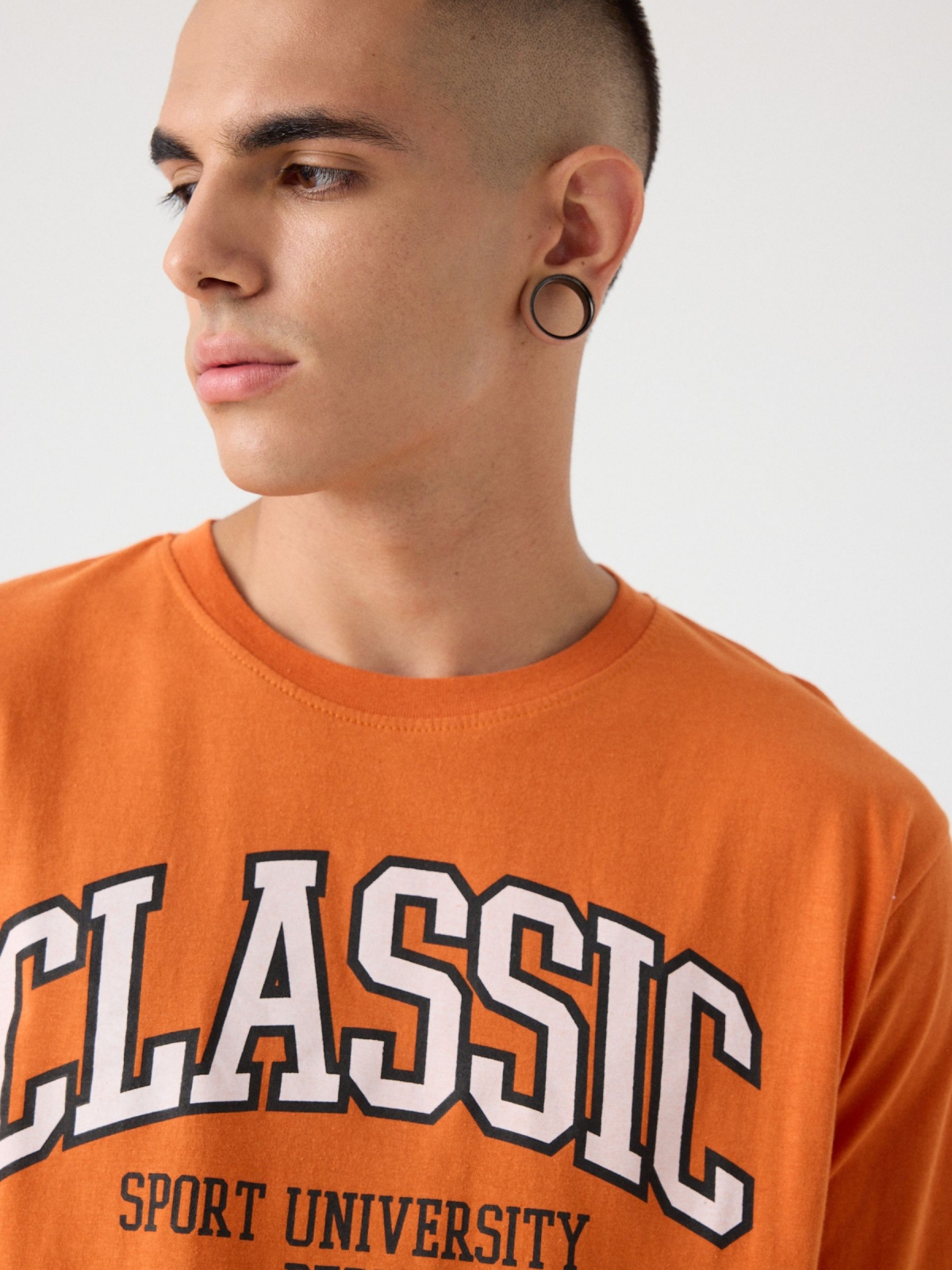 Camiseta estampado University naranja vista detalle