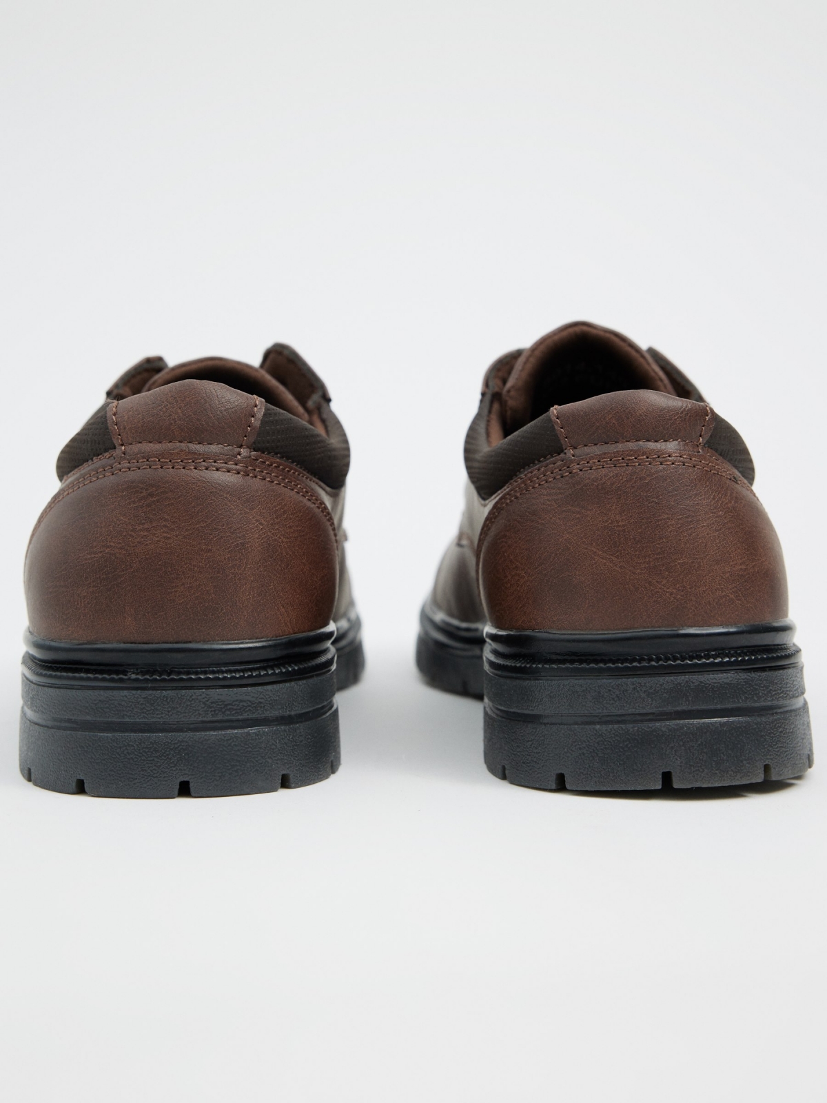 Sapato marrom efeito de couro marrom escuro vista detalhe