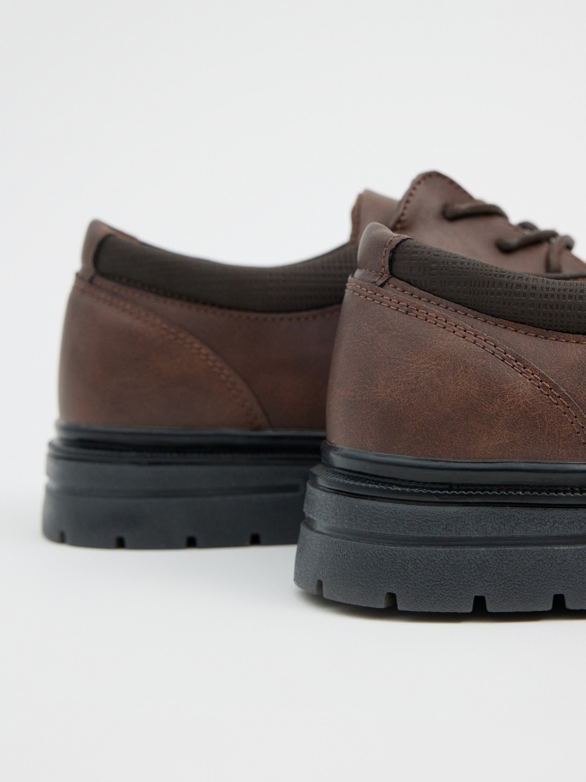 Sapato marrom efeito de couro marrom escuro vista detalhe