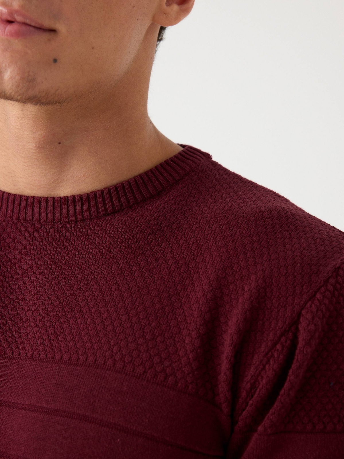 Suéter básico de textura com listras granada vista detalhe