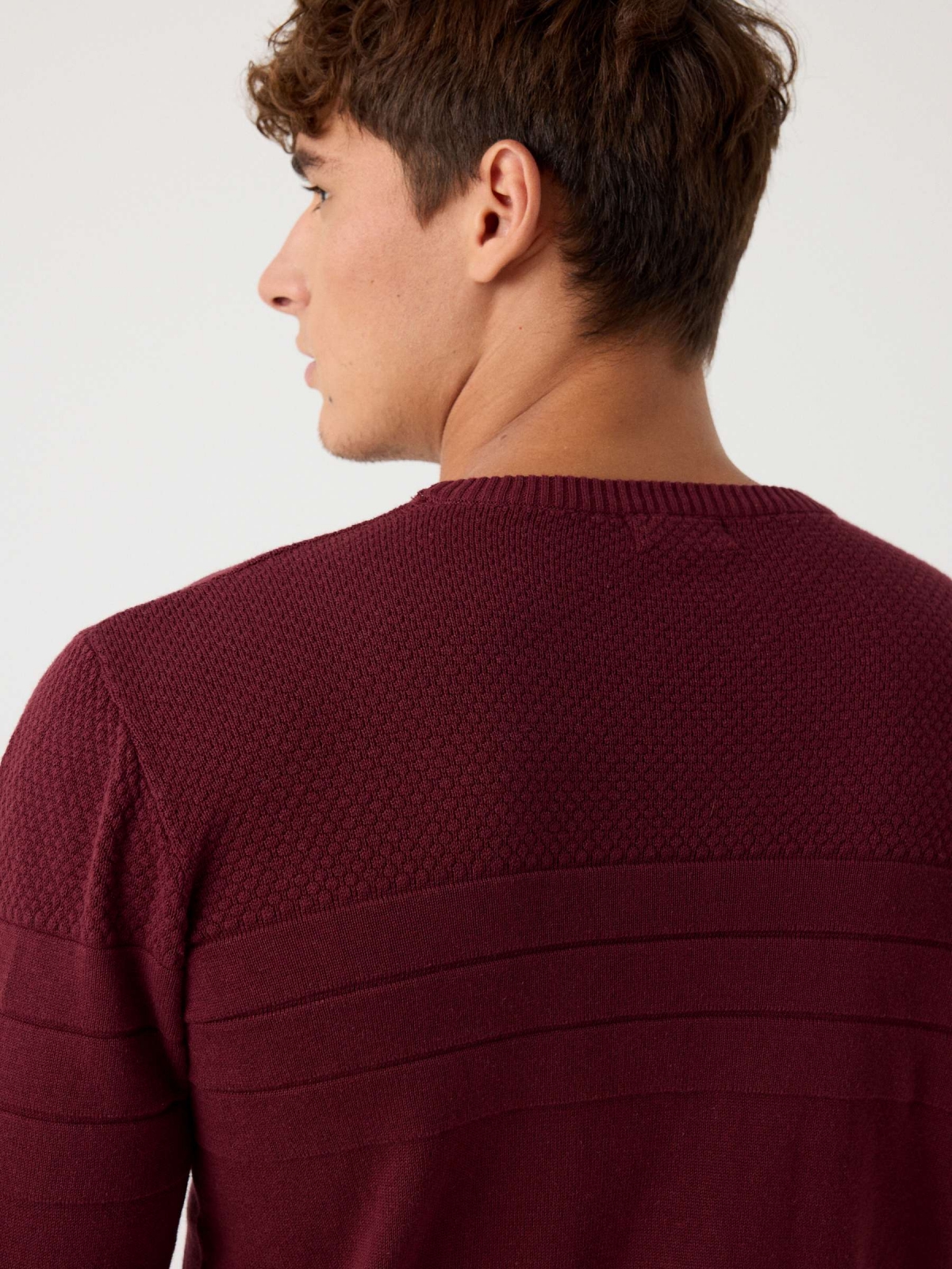 Suéter básico de textura com listras granada vista detalhe