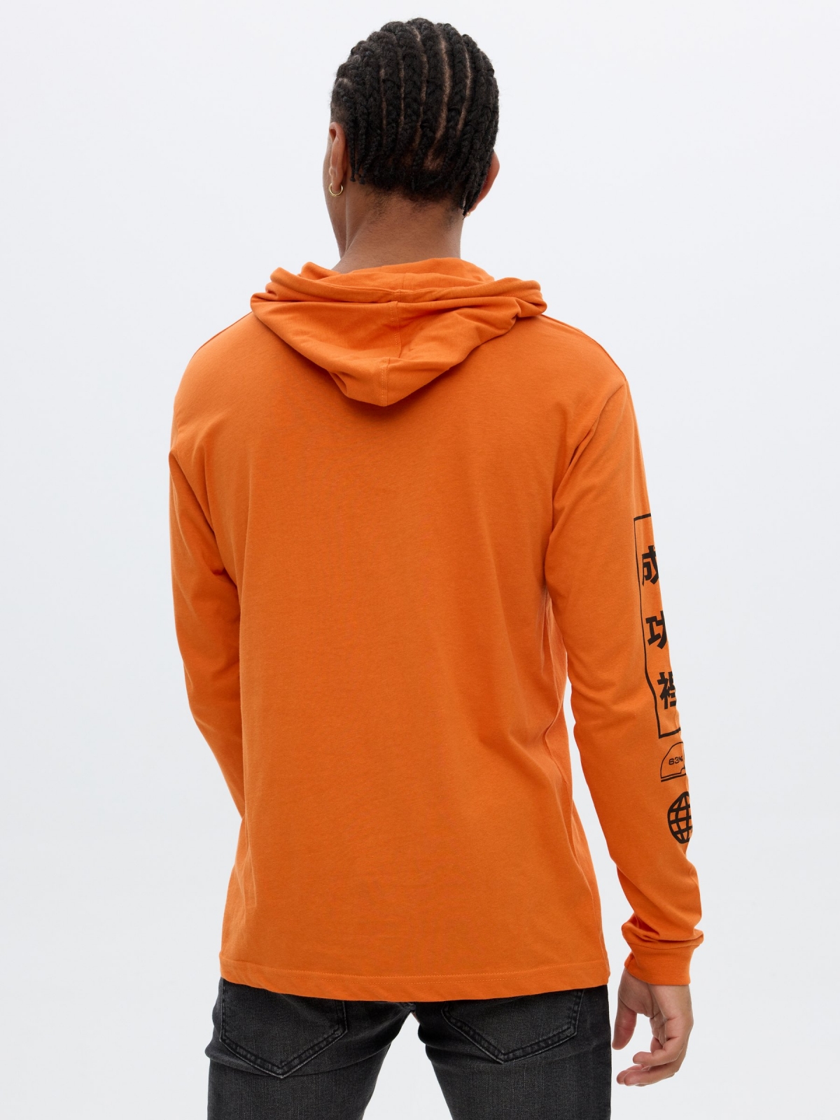 T-shirt com capuz estampado laranja escuro vista meia traseira
