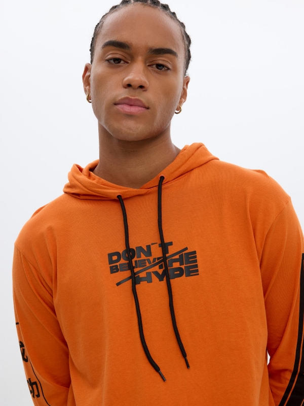 T-shirt com capuz estampado laranja escuro vista detalhe