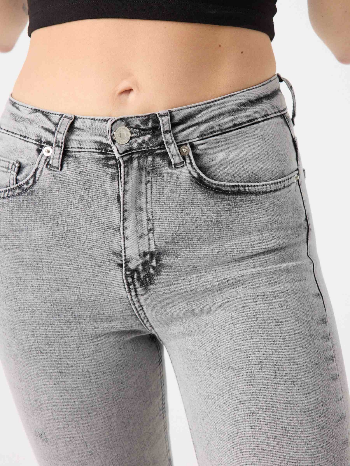 Jeans skinny gris lavado gris vista detalle