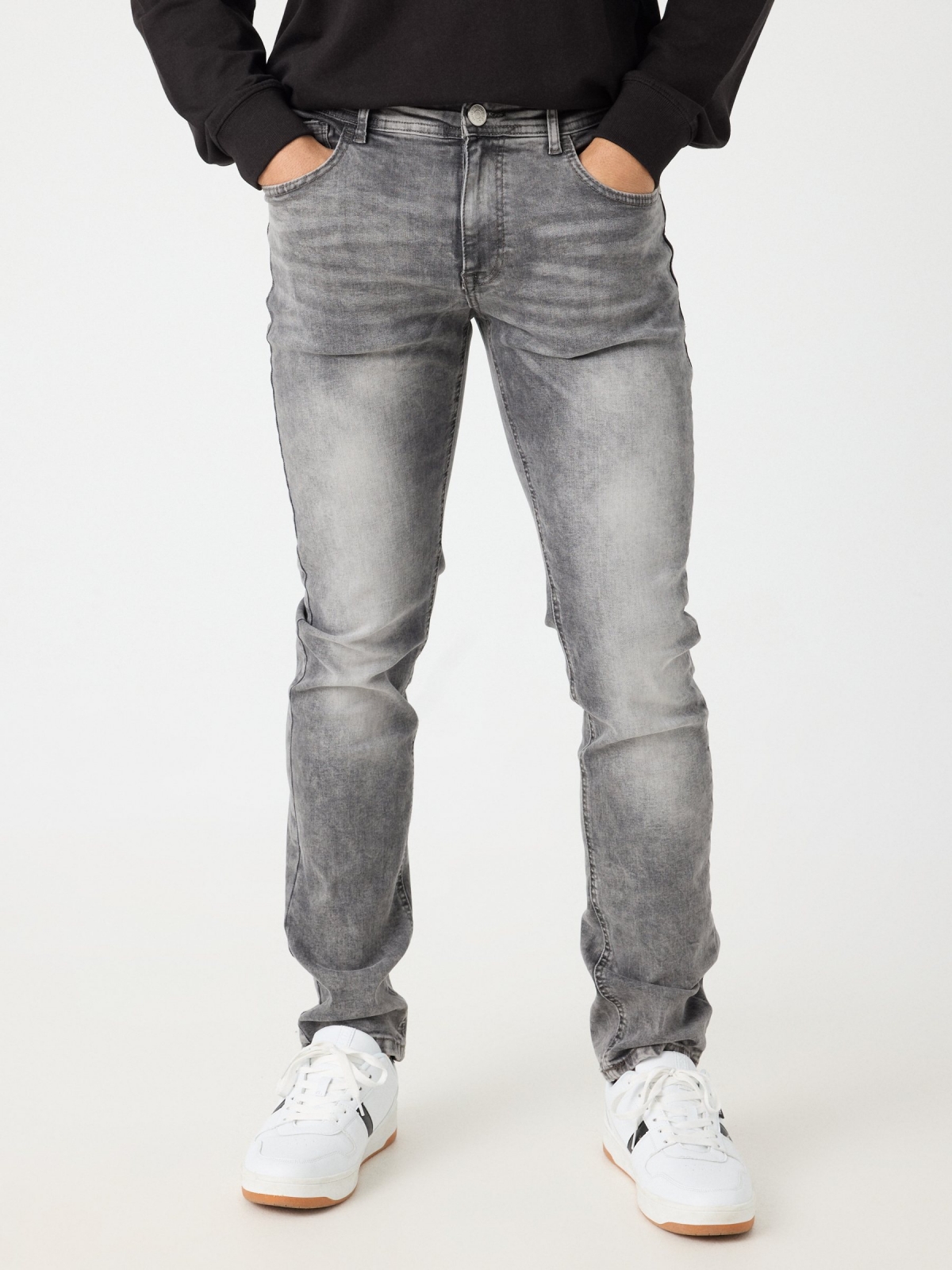 Jeans basico gris vista media frontal