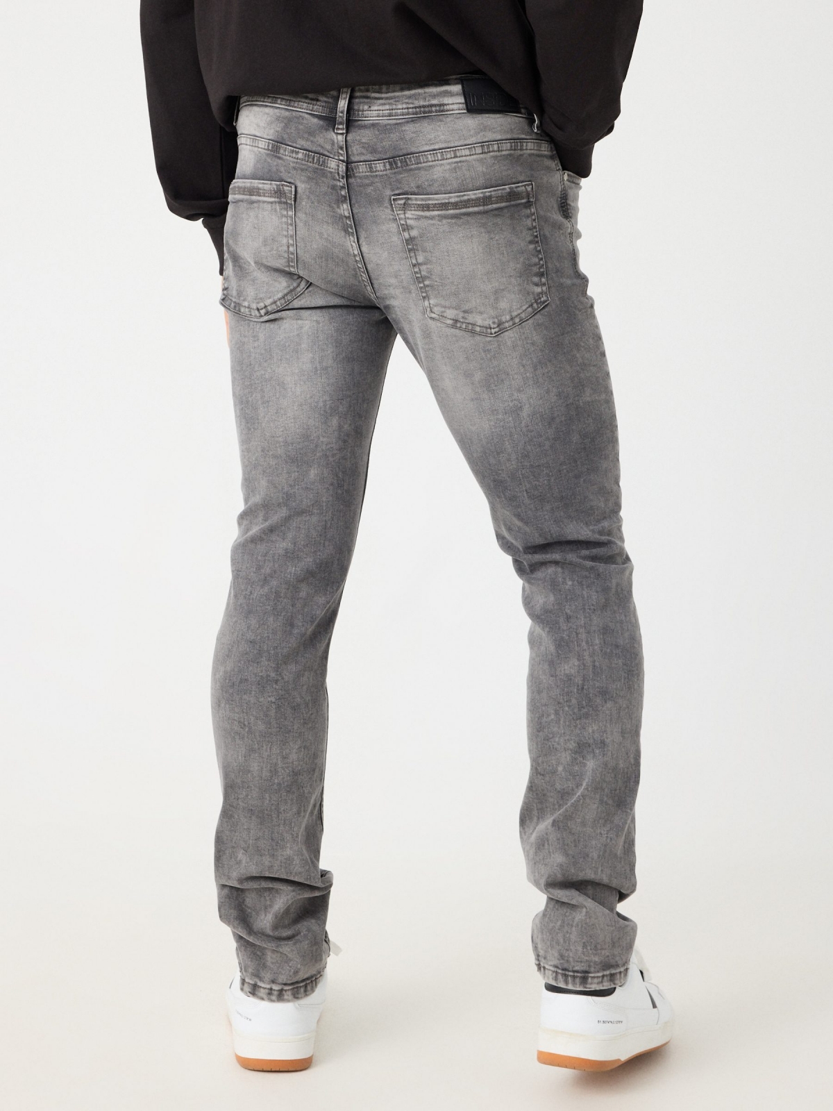 Jeans basico cinza vista meia traseira