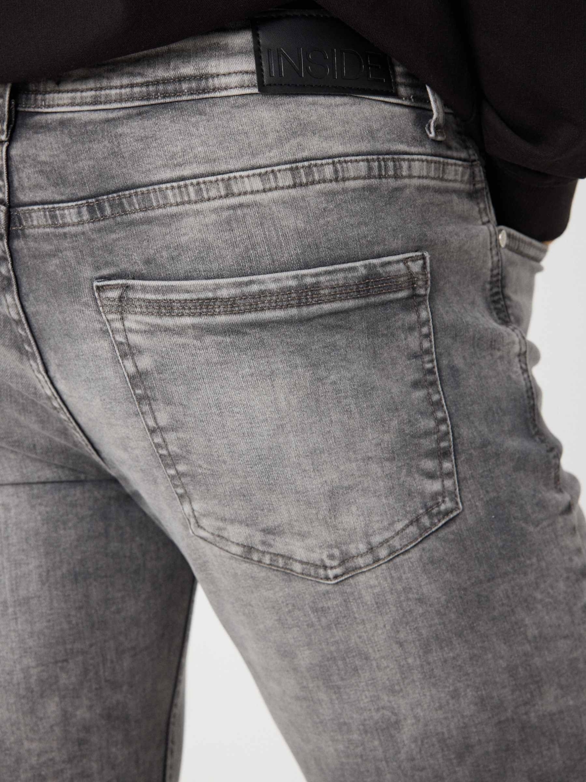 Jeans basico cinza vista detalhe