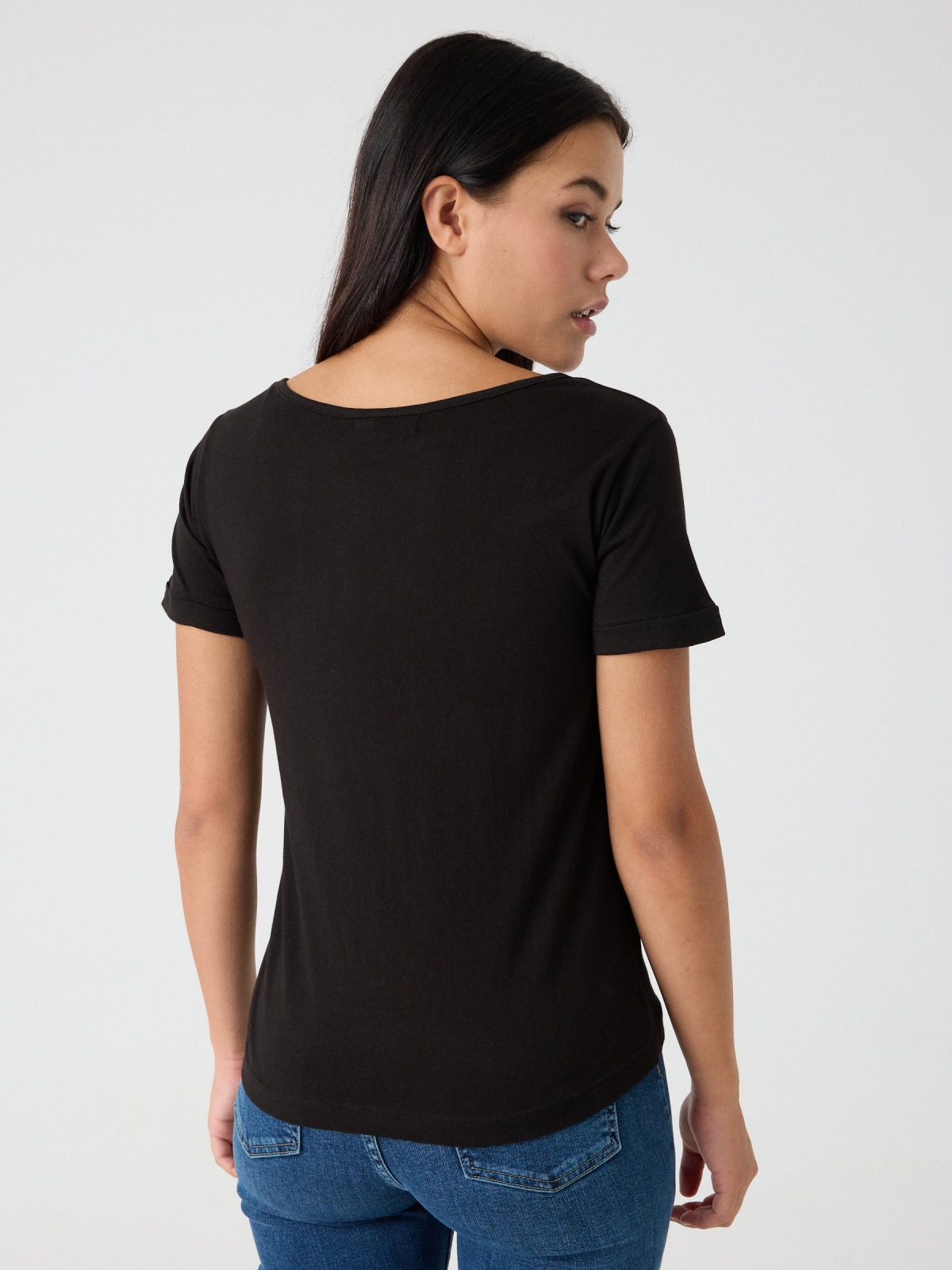 Camiseta con estampado negro vista media trasera