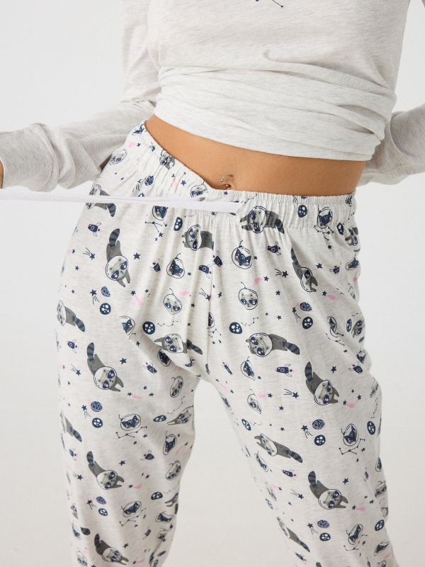 Pijama com estampa de guaxinins cinza melange vista detalhe