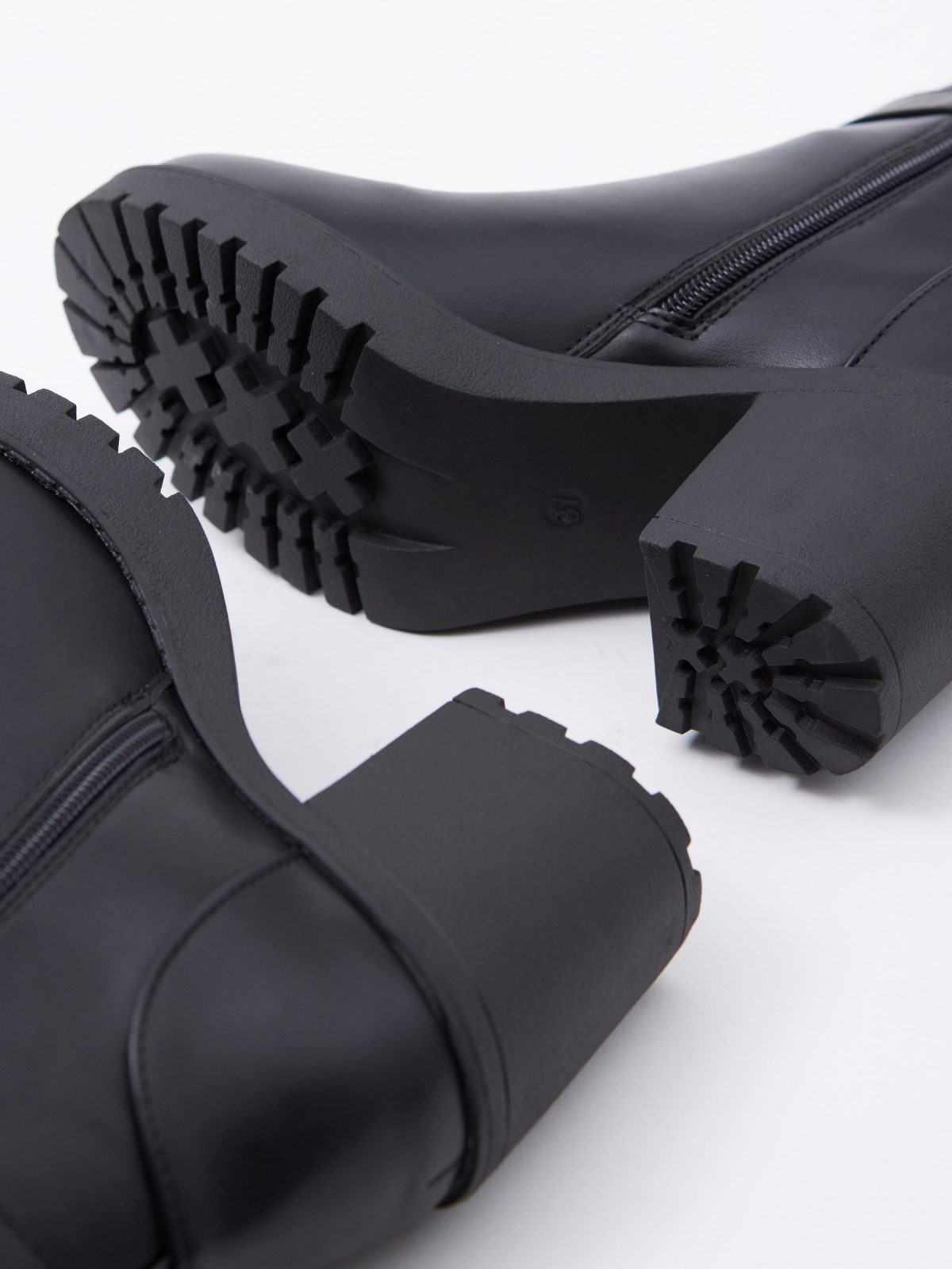 Botins preto efeito couro com fivela preto vista detalhe