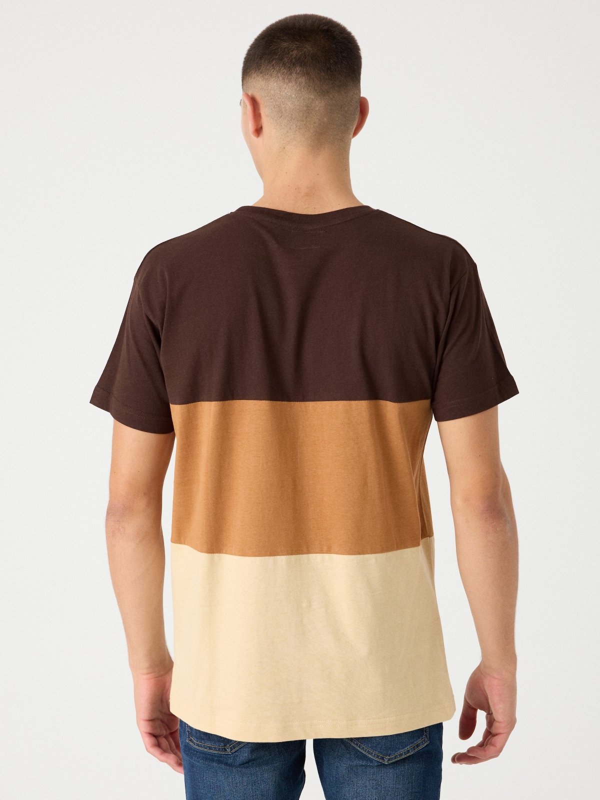 T-shirt color block com impressão de texto marrom terra vista meia traseira