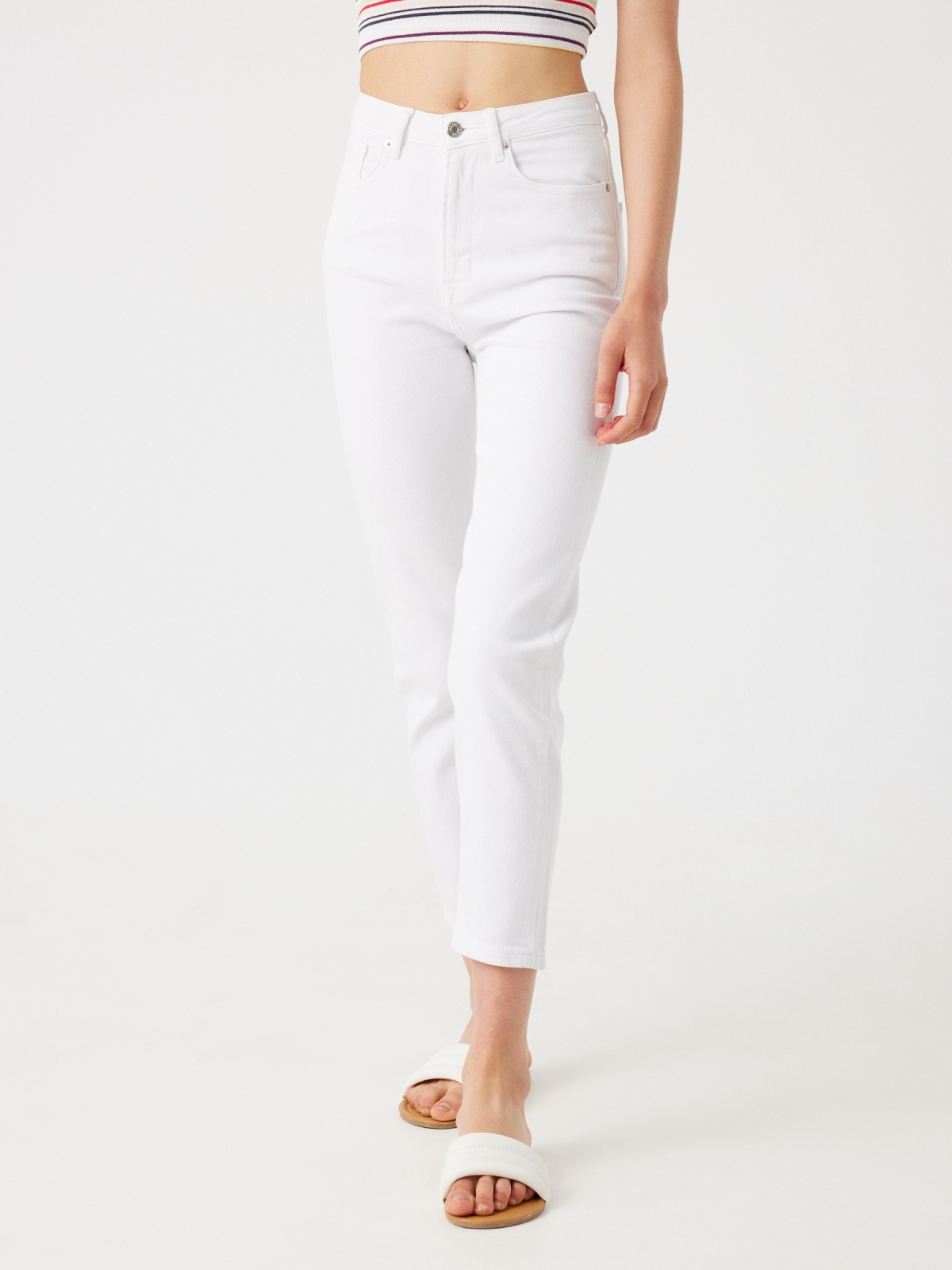 Mom jeans com cinco bolsos branco vista meia frontal