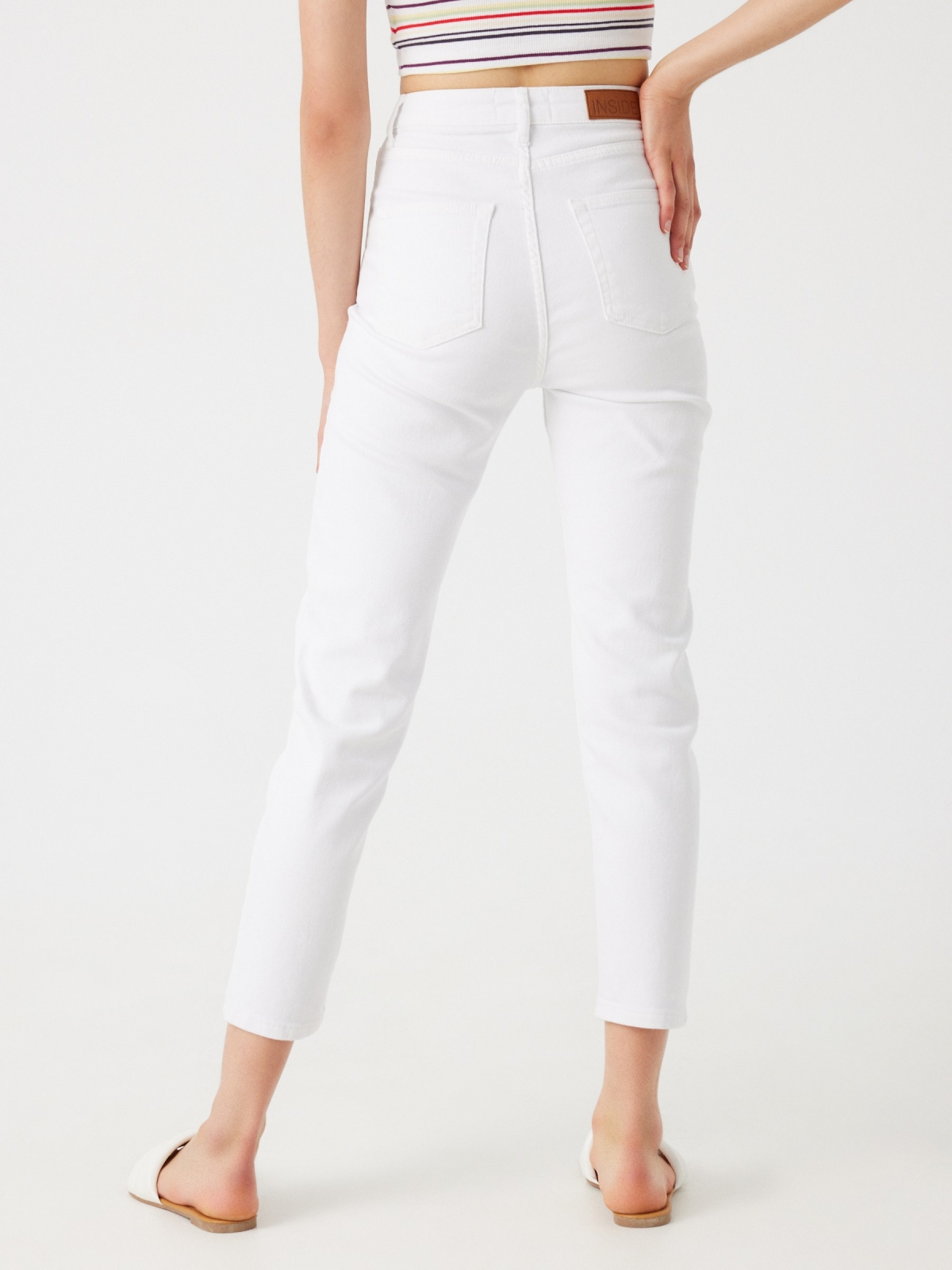 Jeans mom fit cinco bolsillos blanco vista media trasera