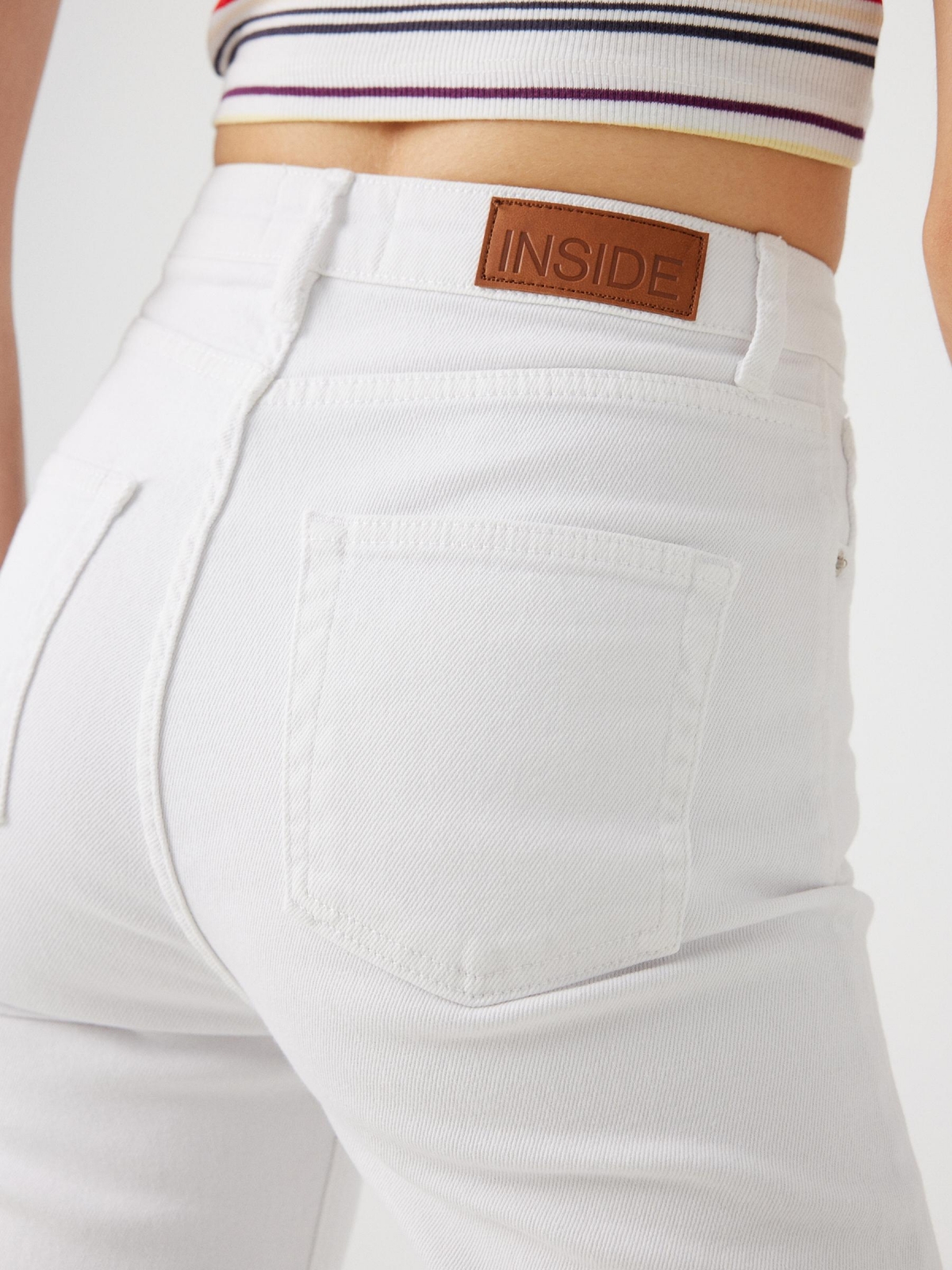 Mom jeans com cinco bolsos branco vista detalhe