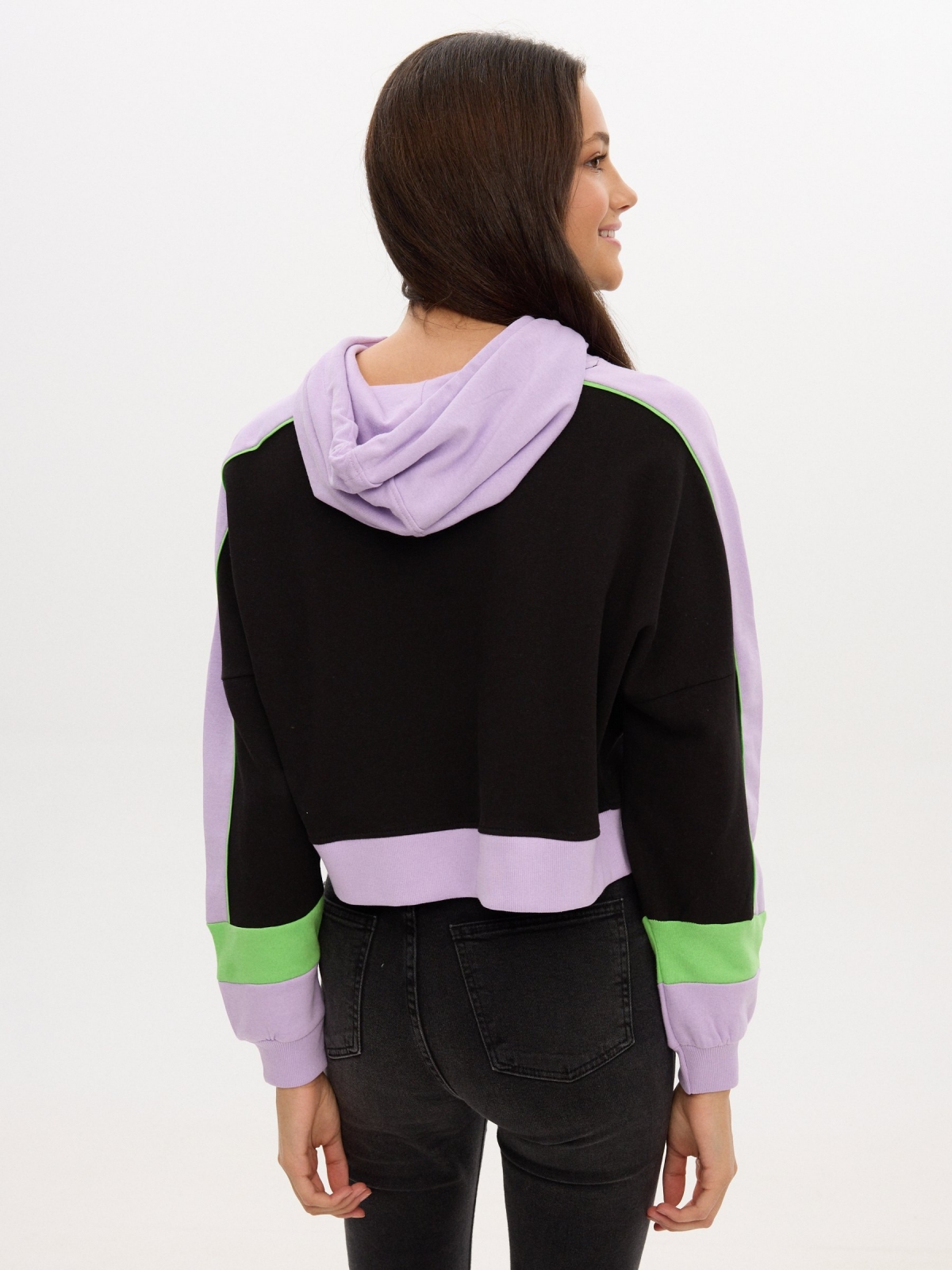 Sweatshirt com capuz preto vista meia traseira