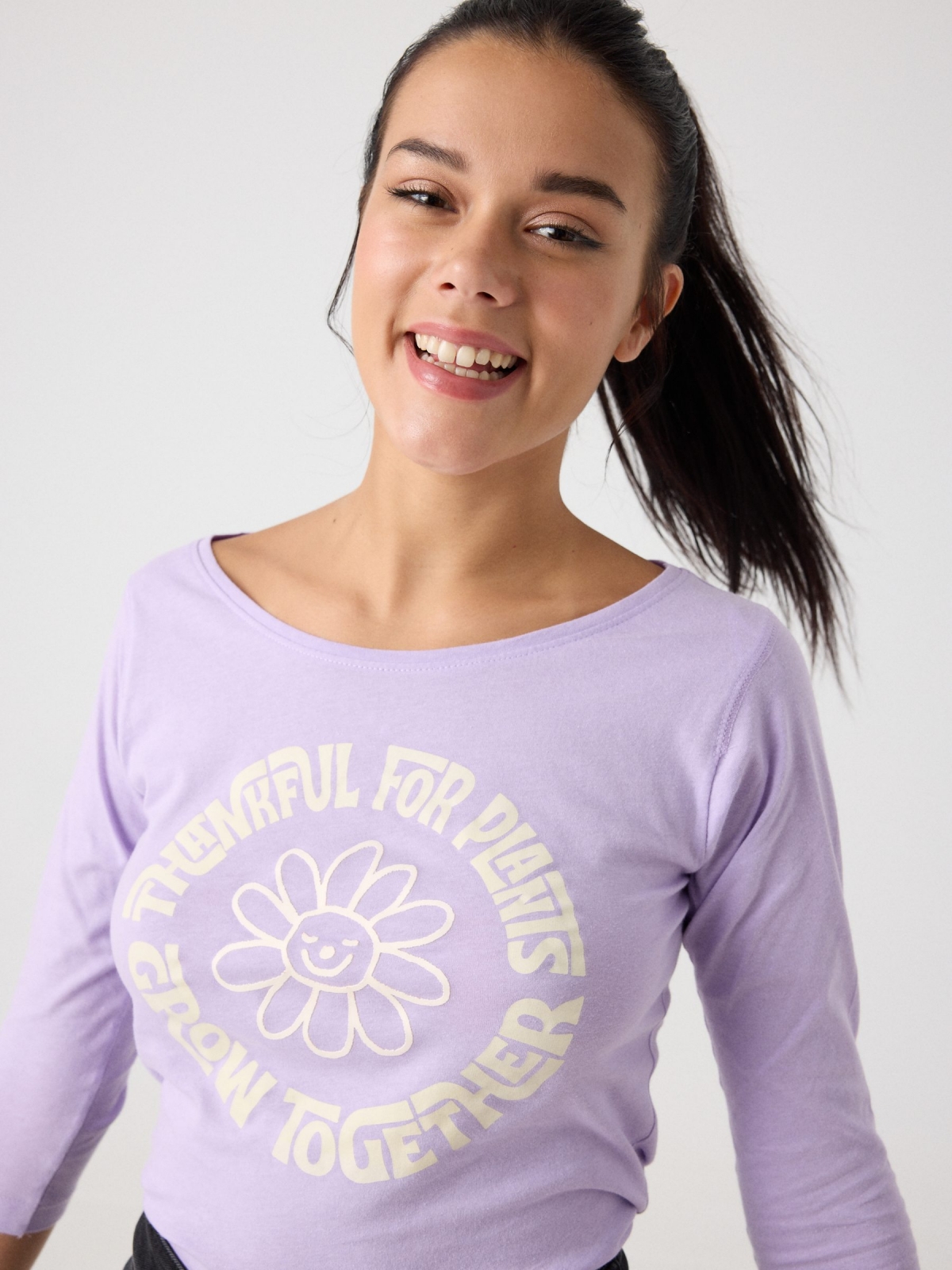 T-shirt manga 3/4 com estampa de flor lilás vista detalhe