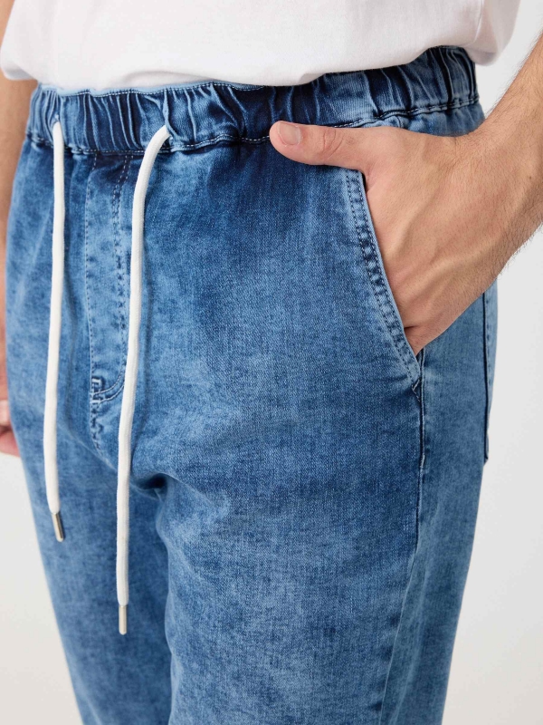 Pantalón jogger denim efecto lavado azul vista detalle