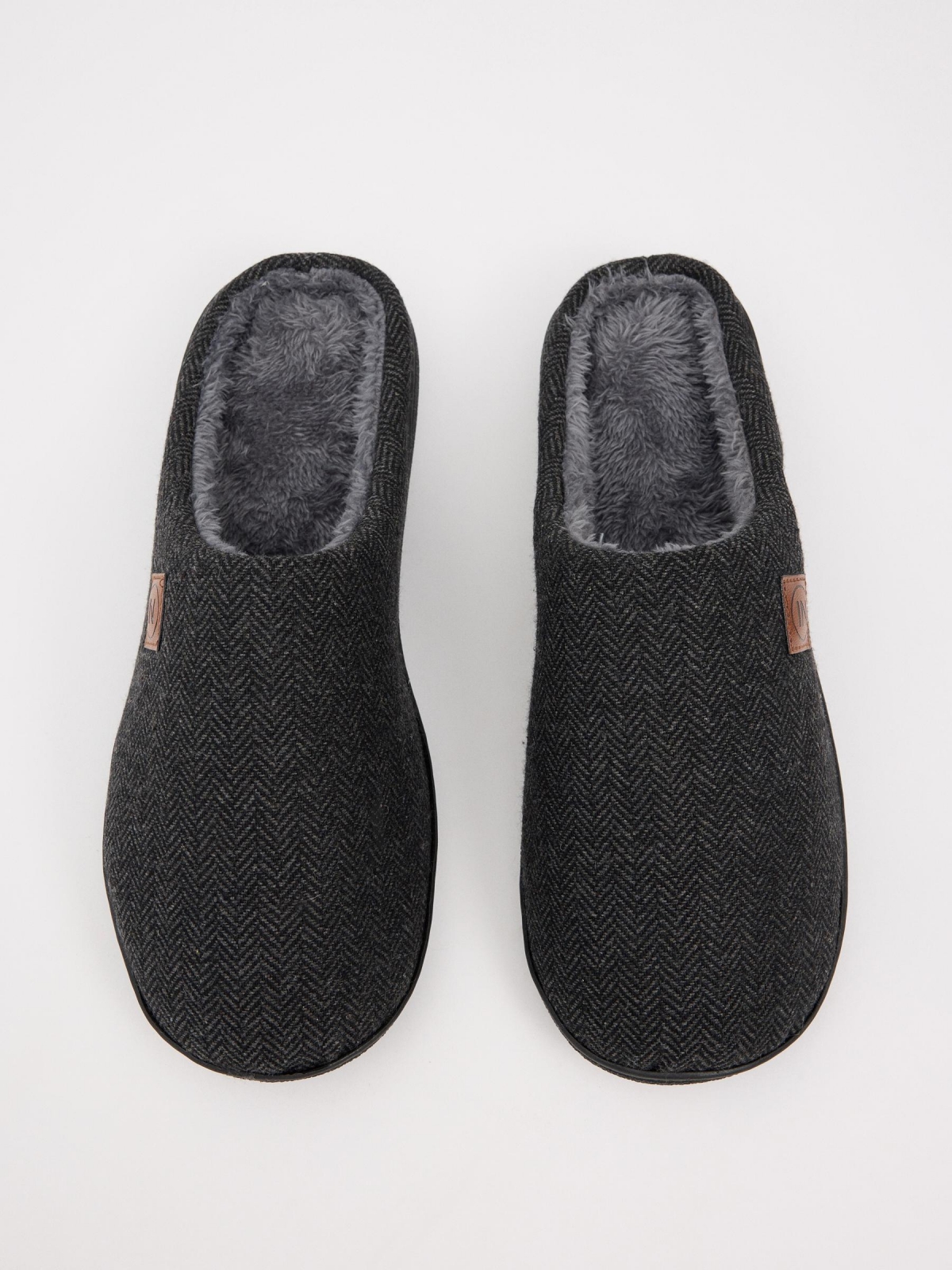 Zapatillas de casa forro pelo gris oscuro primer plano