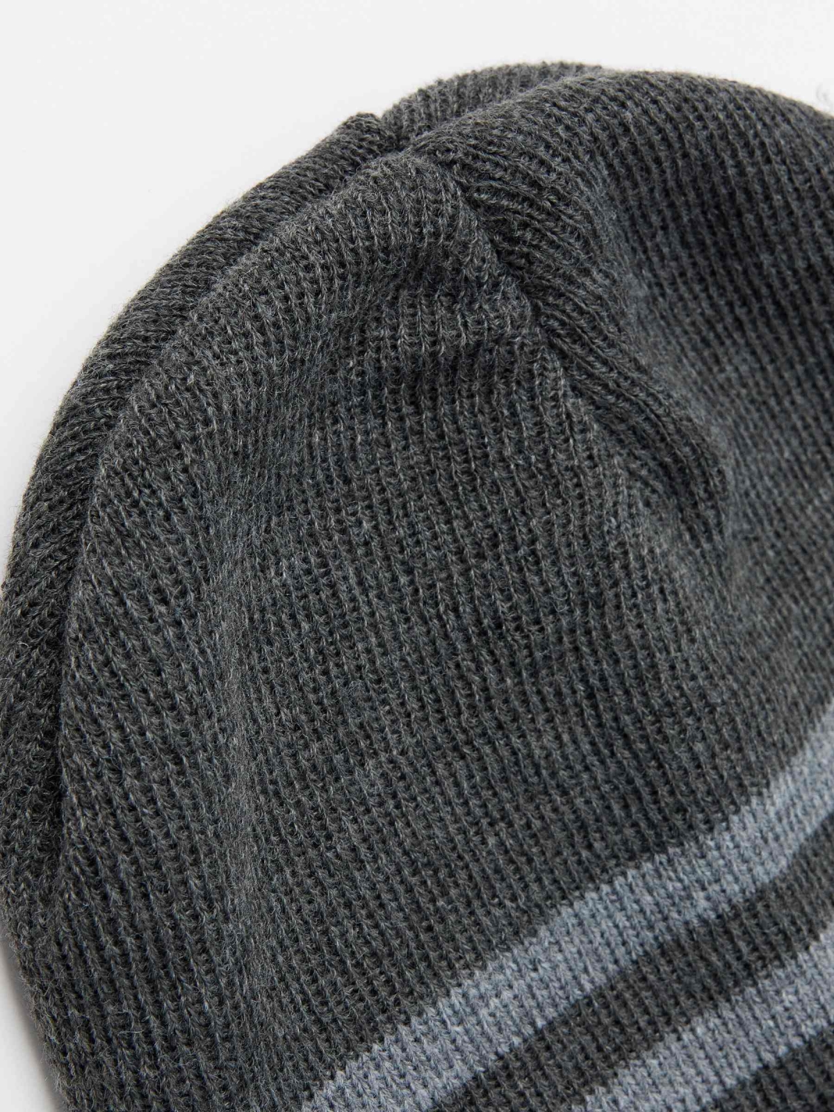 Gorro gris rayas plomo vista media trasera 45º