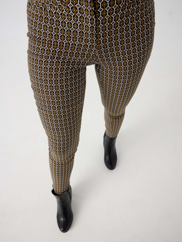 High-waist checkered leggings raw detail view
