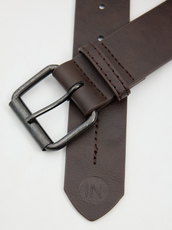 Cinturón marrón hebilla cuadrada marrón tostado vista detalle