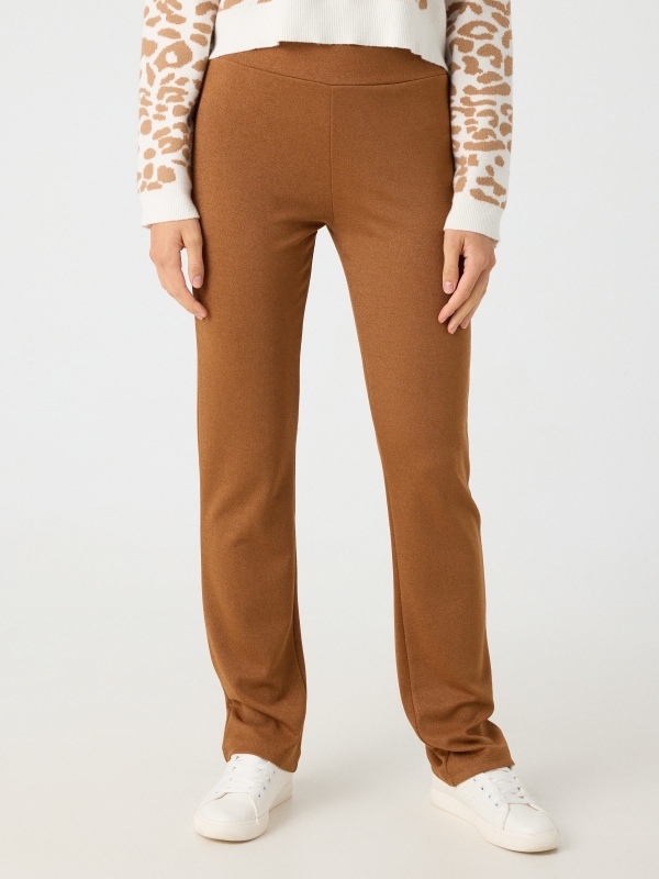 Pantalón de vestir cintura elástica marrón vista media frontal