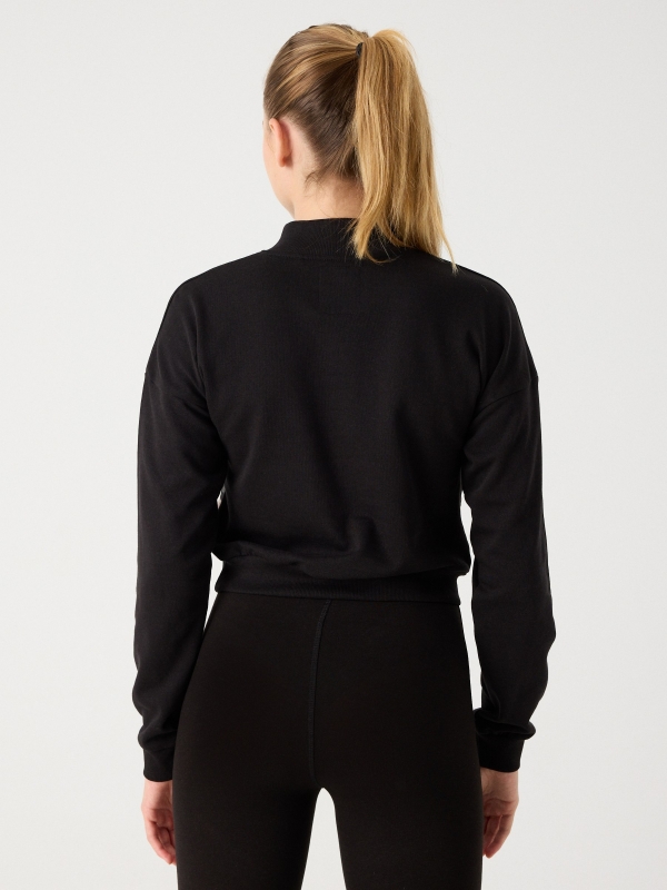 Sweatshirt cropped com fecho de correr preto vista meia traseira