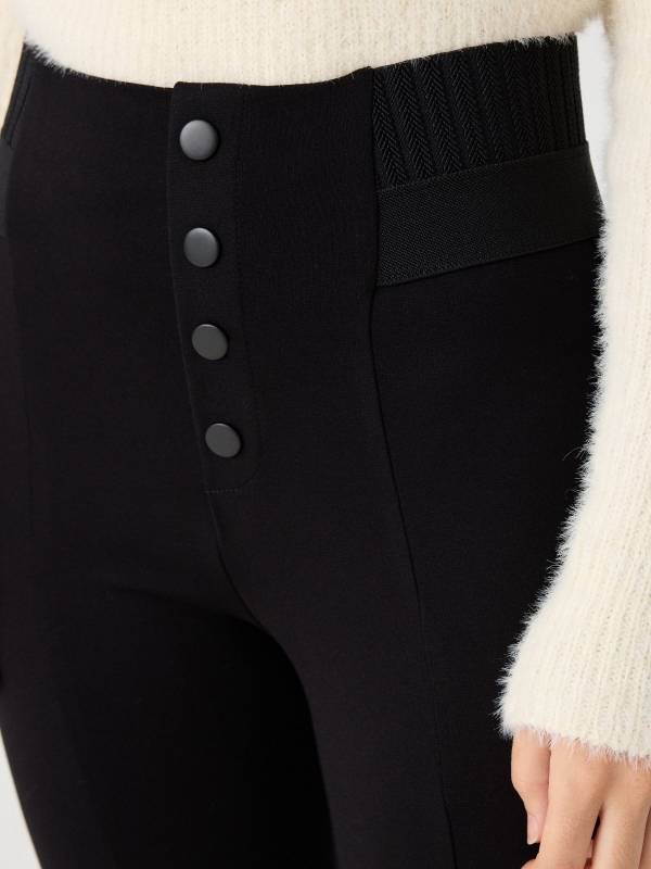 Leggings with elastic waist buttons black detail view