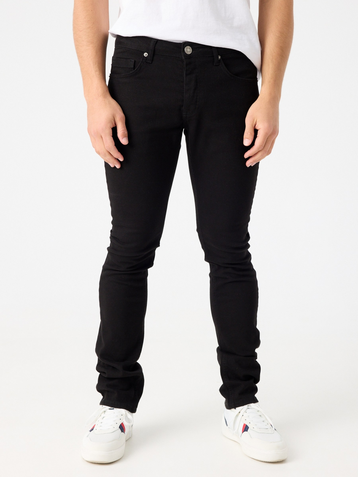 Jeans básico de cinco bolsos preto vista meia frontal