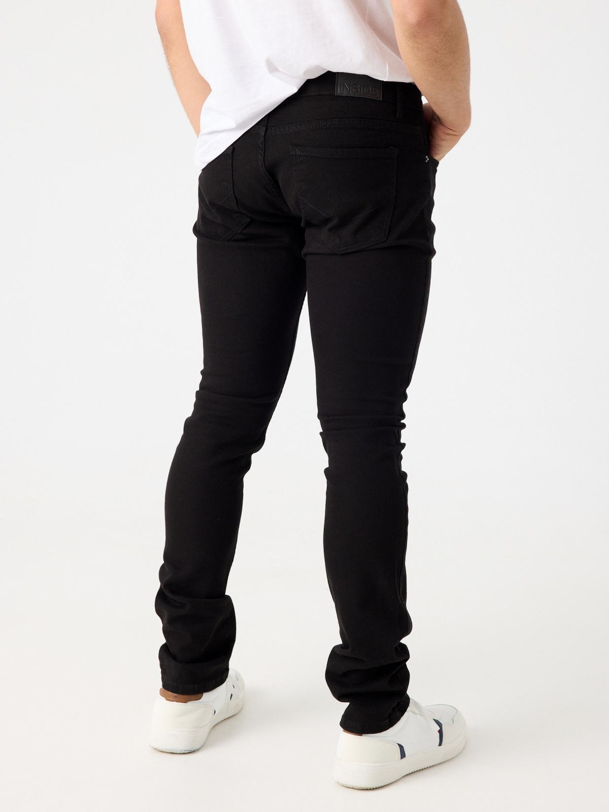 Jeans básico de cinco bolsos preto vista meia traseira