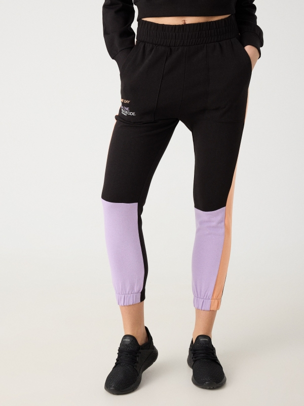 Pantalón jogger color block negro vista media frontal