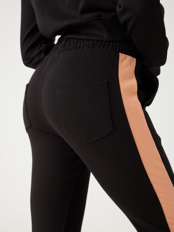 Pantalón jogger color block negro vista detalle