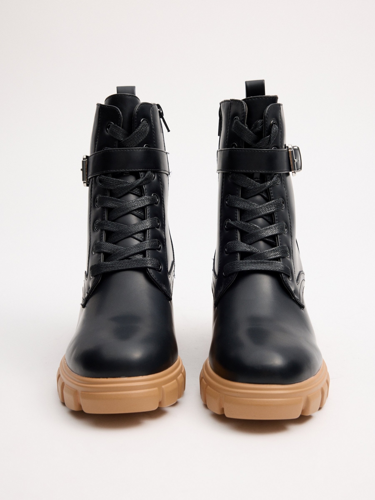 Combined sole boot black zenithal view