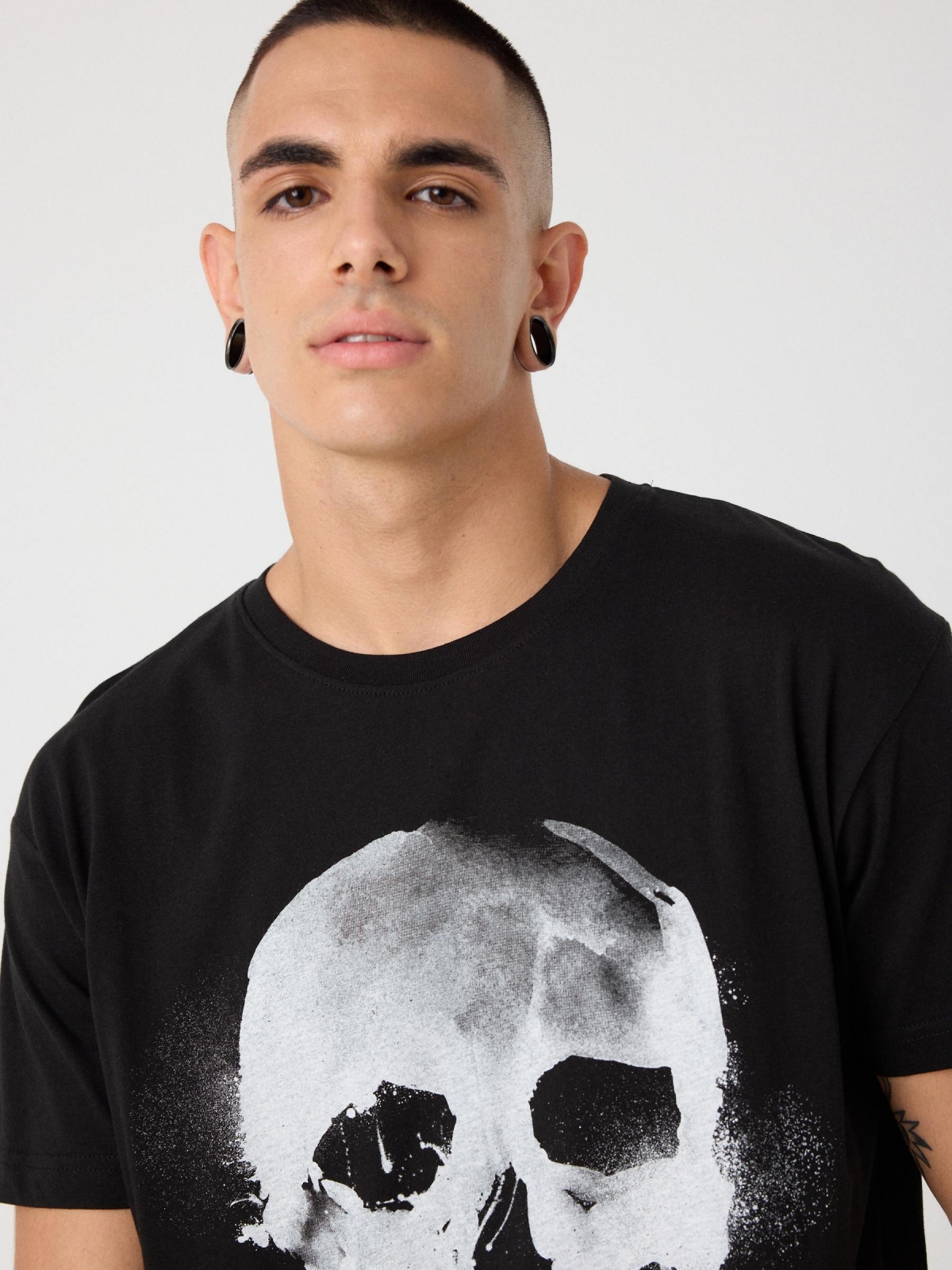 Camiseta painted skull negro vista detalle