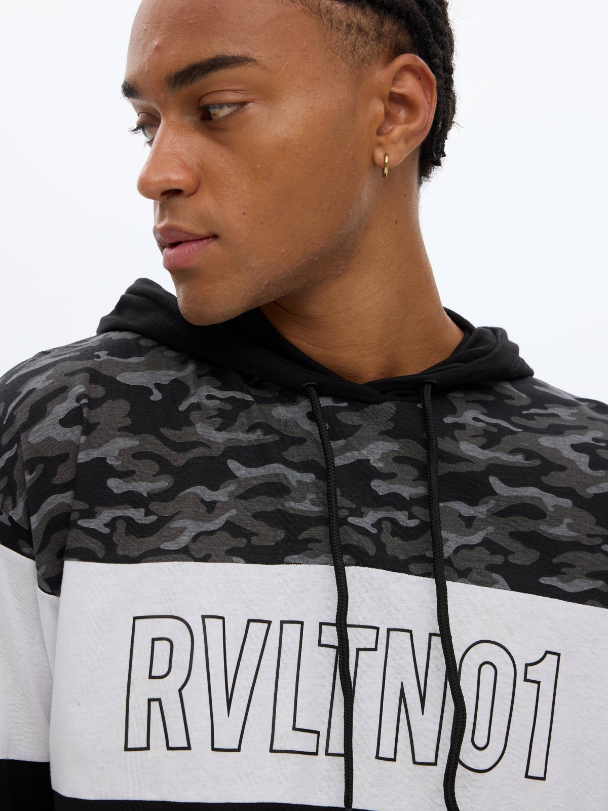 Camouflage hooded t-shirt black detail view