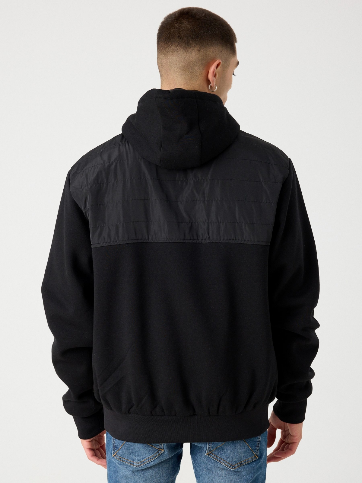 Jaqueta combinada com capuz preto vista meia traseira