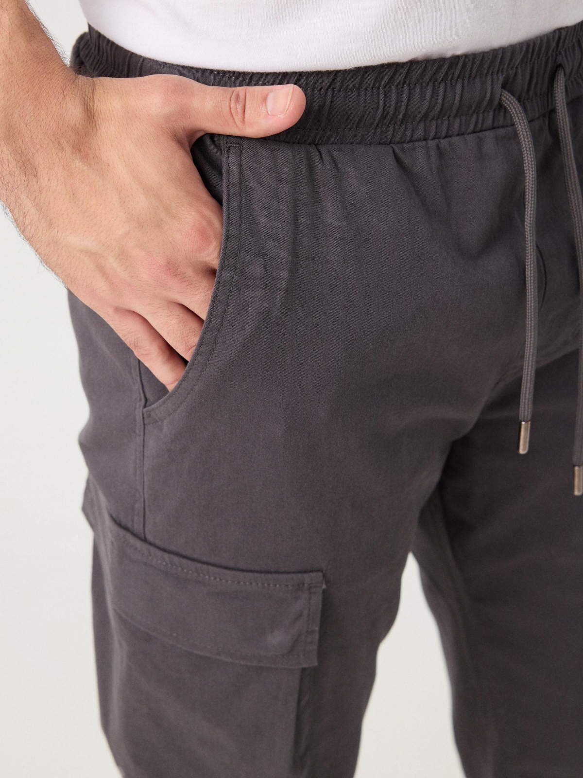 Pantalón jogger cargo ajustable gris vista detalle