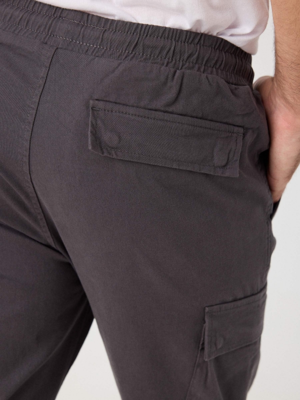 Pantalón jogger cargo ajustable gris vista detalle