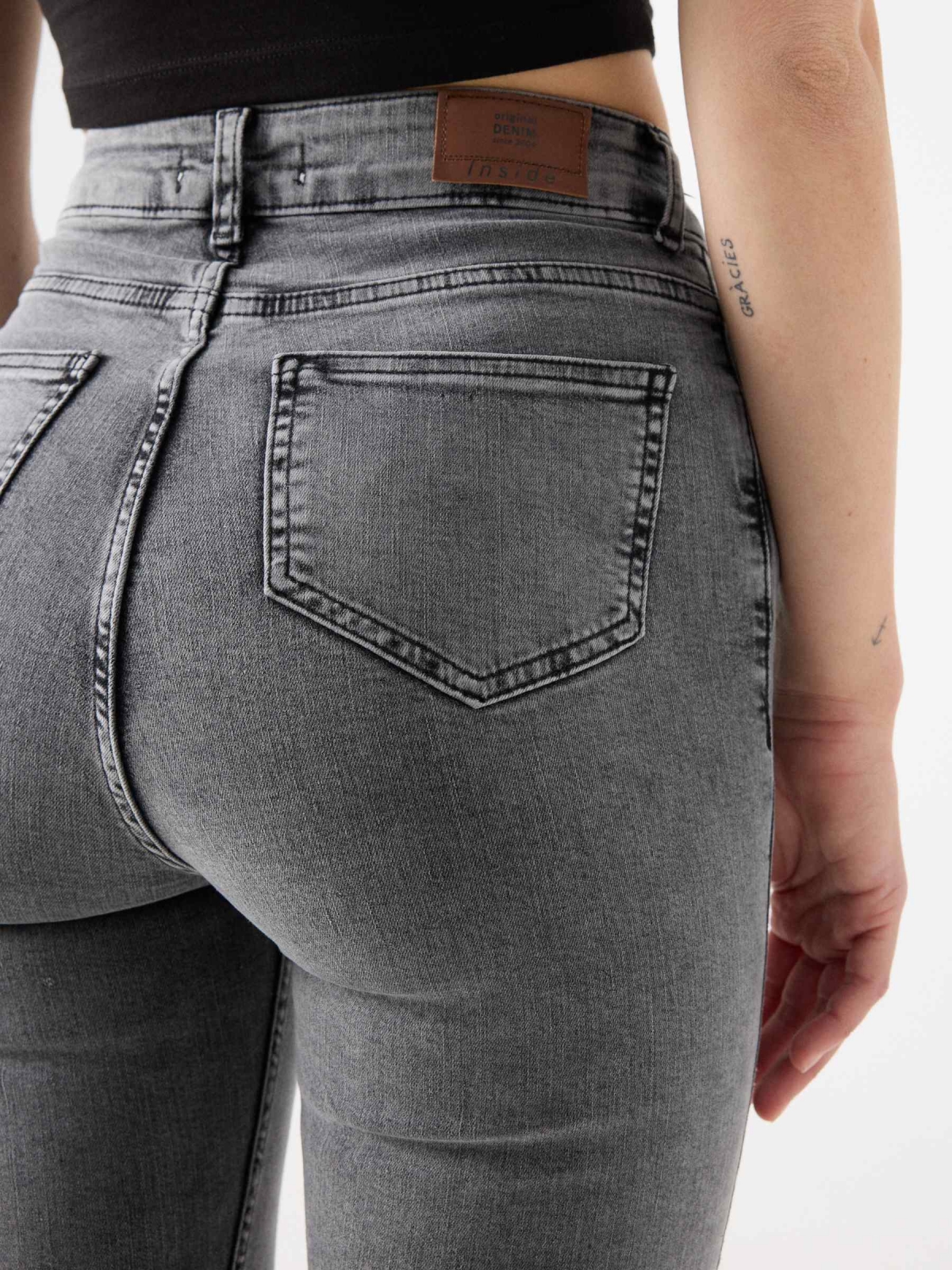 Jeans skinny preto lavado cintura super alta preto vista detalhe