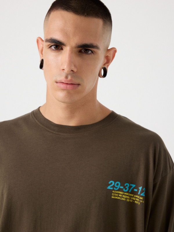 T-shirt com punhos e estampa dupla cinza vista detalhe