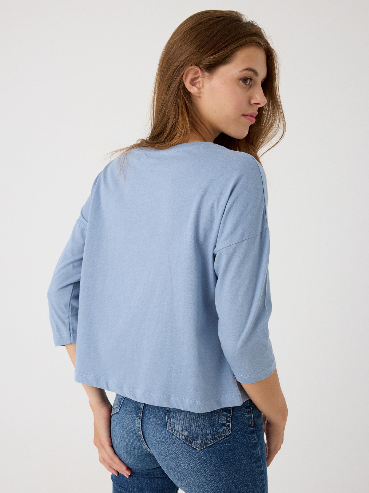 T-shirt manga 3/4 com estampa de texto azul claro vista meia traseira