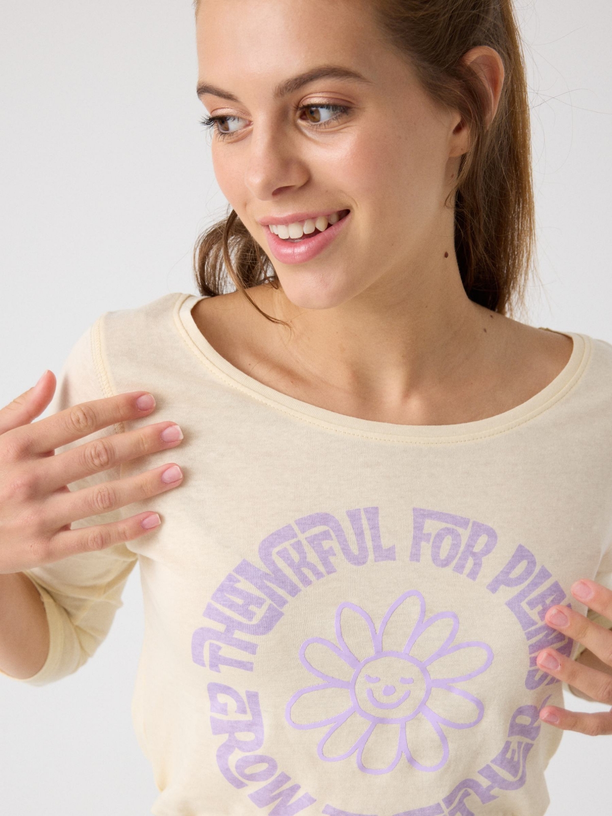 T-shirt manga 3/4 com estampa de flor areia vista detalhe