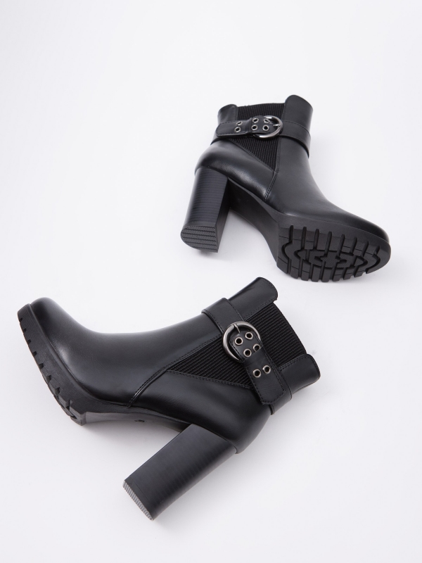Faux leather ankle boot with elastic black zenithal view