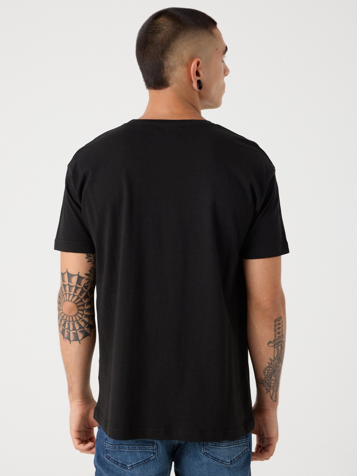 T-shirt caveira pintada preto vista meia traseira